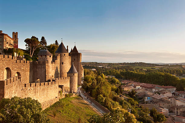 fortificate medievali città di carcassonne, francia - france culture foto e immagini stock