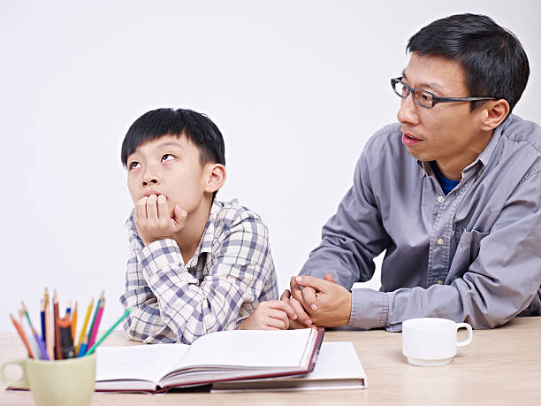 asiatique père et fils ayant une conversation sérieuse - anger child furious asian ethnicity photos et images de collection