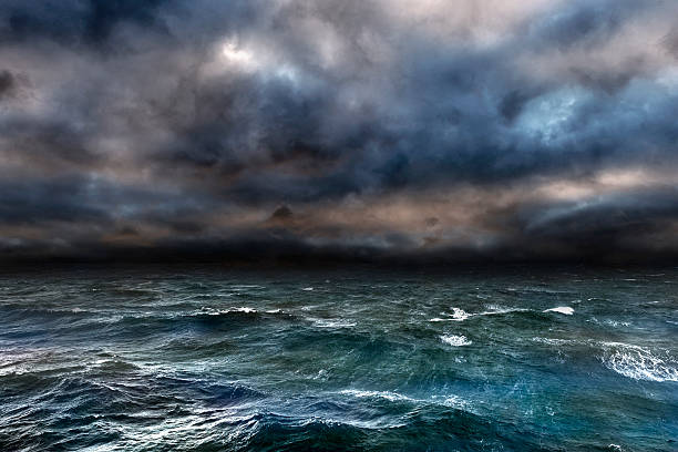 tempestade sobre oceano perigosas - storm cloud storm dramatic sky hurricane imagens e fotografias de stock