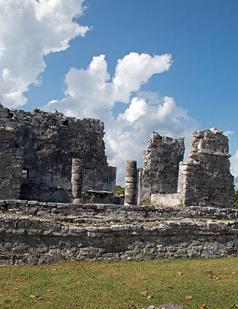 ruiny majów tulum meksyku dom kolumny - carmen island zdjęcia i obrazy z banku zdjęć