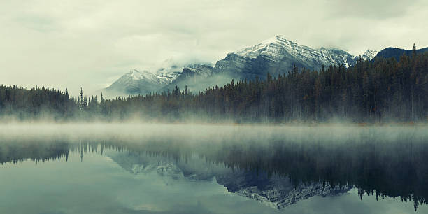 lago herbert - mountain mist fog lake - fotografias e filmes do acervo