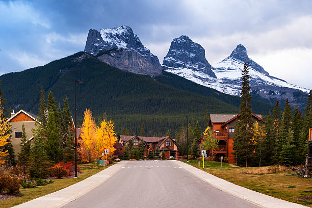 montagnes three sisters - bow valley photos et images de collection