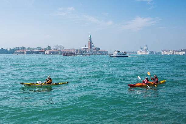 венеция, италия : каякинг в st цифрами 1/2 - kayaking kayak venice italy veneto стоковые фото и изображения