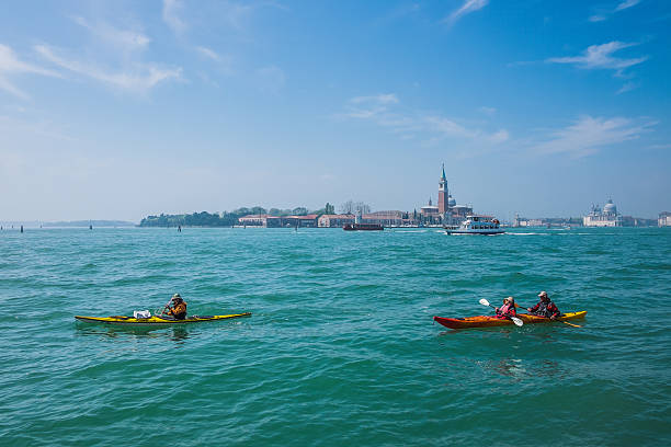 венеция, италия : каякинг в st значки 2/2 - kayaking kayak venice italy veneto стоковые фото и изображения