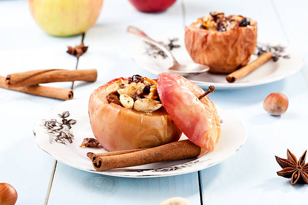 cocido manzanas con nueces y pasas - baked apple food meal dessert fotografías e imágenes de stock
