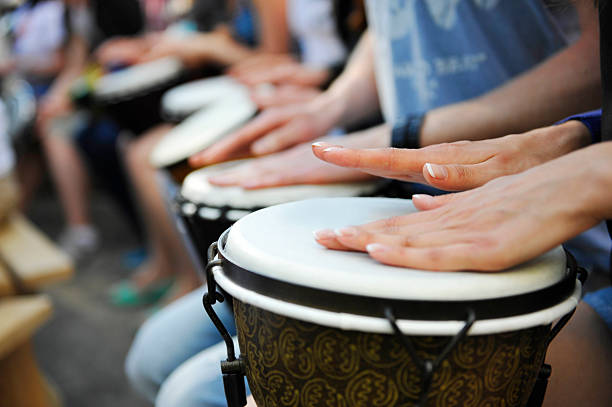 gruppe von personen mit afrikanischen trommeln - rhythmusinstrument stock-fotos und bilder