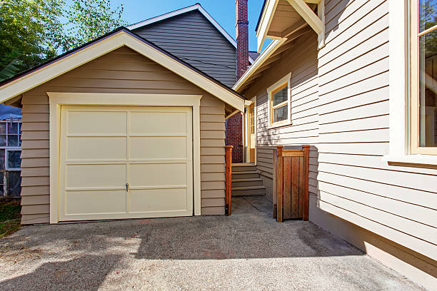 istock House and garage in clapboard siding trim 520808703