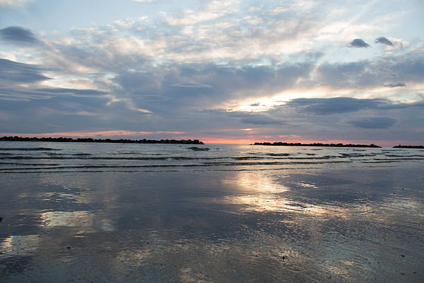 istock Sunrise reflection on the sea 520835324