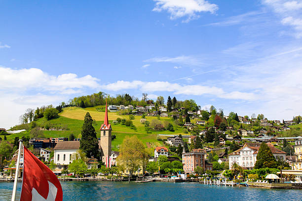 美しい湖の眺めをもつ街に スイスに送った。 - landscape house water lake thun ストックフォトと画像