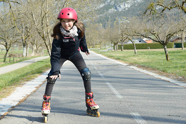 linda menina pré-adolescente na montanha patins no capacete - no rollerblading - fotografias e filmes do acervo