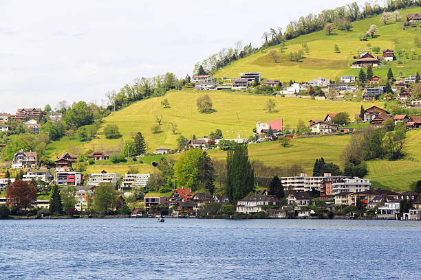 wunderschöne aussicht auf die stadt, der see swissland - lake thun swiss culture switzerland berne stock-fotos und bilder