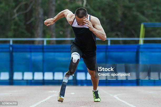 Explosiven Start Eines Athleten Amputiert Stockfoto und mehr Bilder von Sportler mit Behinderung - Sportler mit Behinderung, Andersfähigkeiten, Leichtathlet