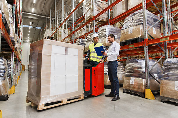 trabalhador em veículos e empresário no armazém - warehouse forklift distribution warehouse merchandise imagens e fotografias de stock