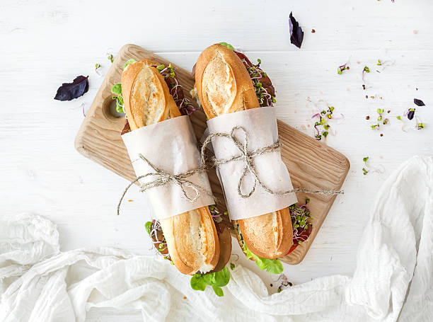 panini con carne, verdure fresche ed erbe su legno rustico - antipasto appetizer basil bread foto e immagini stock