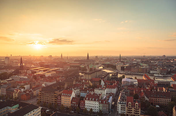 центр копенгагена в свете заката (copenhagen, denmark (дания)). - copenhagen town hall стоковые фото и изображения