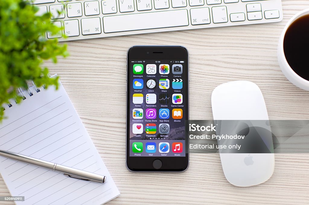 iPhone 6 espacio con aplicaciones en la pantalla gris - Foto de stock de Ordenadores Apple libre de derechos