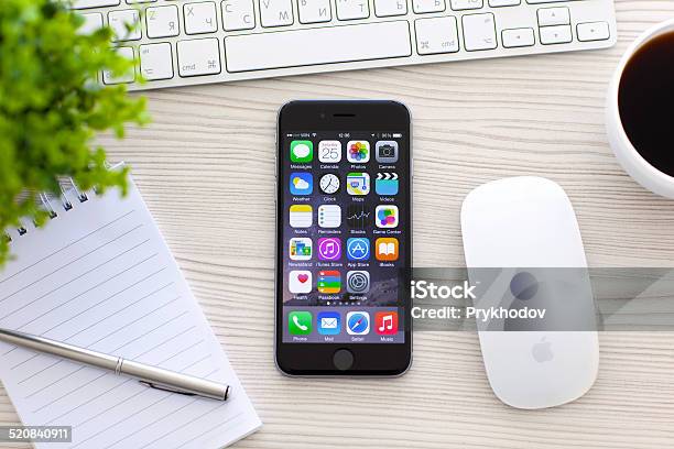 Iphone 6 Espacio Con Aplicaciones En La Pantalla Gris Foto de stock y más banco de imágenes de Ordenadores Apple