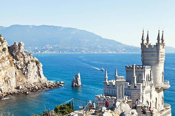 vue sur la côte de la mer noire avec château du nid d'hirondelles - crimea photos et images de collection