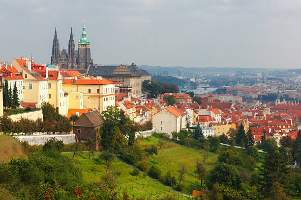 prager burg und der little quarter, tschechische republik - prague little quarter stock-fotos und bilder