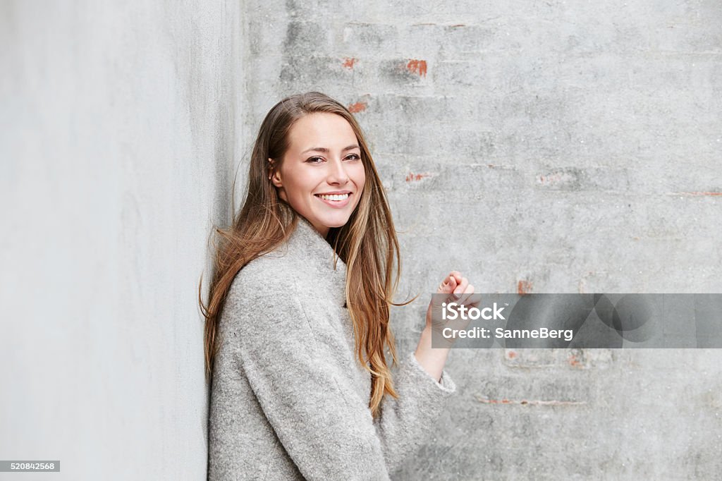 Porträt von Frau in graue Mode von der Wand abprallen - Lizenzfrei 25-29 Jahre Stock-Foto