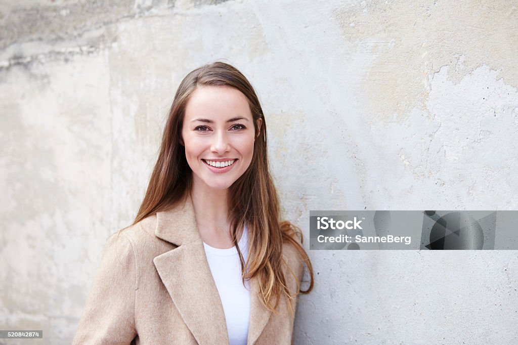 Junge und schöne Frau gegen Wand, Porträt - Lizenzfrei Eine Frau allein Stock-Foto