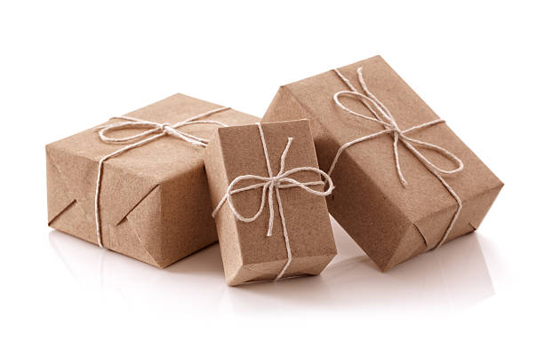 marrón papel reciclado paquetes de regalos - wrapped package string box fotografías e imágenes de stock