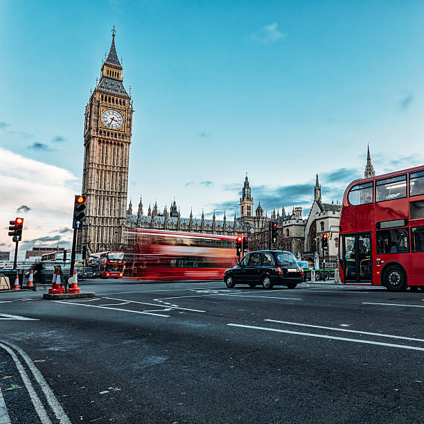 エリザベス・タワーはロンドン - bus taxi london england double decker bus ストックフォトと画像