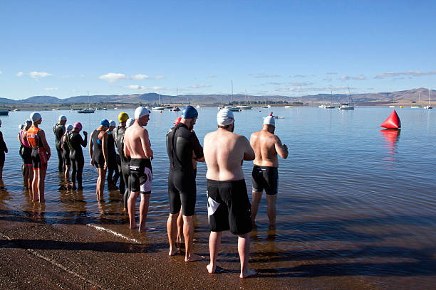 partisipants start schwimmen bein von einem triathlon - midmar stock-fotos und bilder