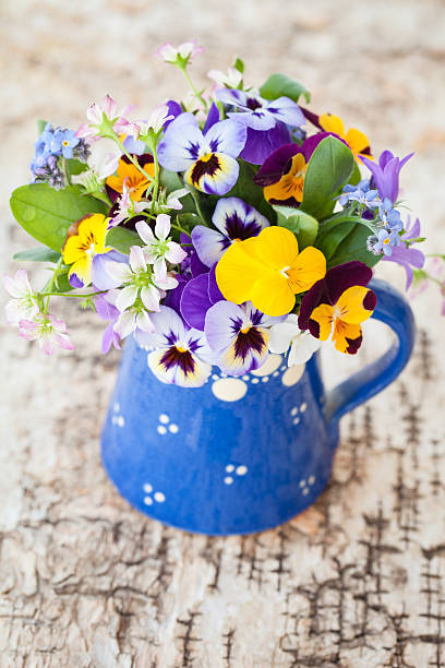 istock Little bouquet of spring flowers 520877346