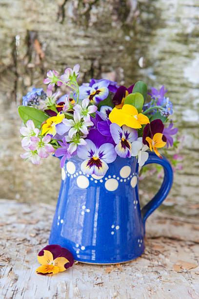 istock Little bouquet of spring flowers 520877512