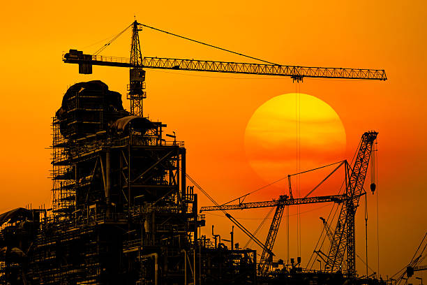 製油所構造のシルエット、産業用製油所の建物 - crane tower crane construction silhouette ストックフォトと画像