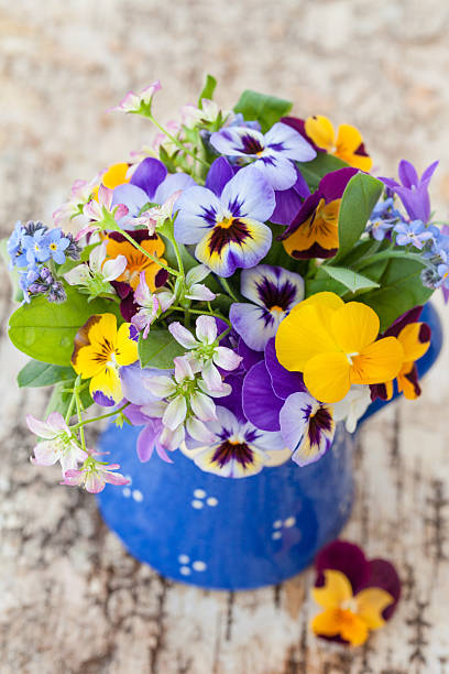 istock Little bouquet of spring flowers 520877564