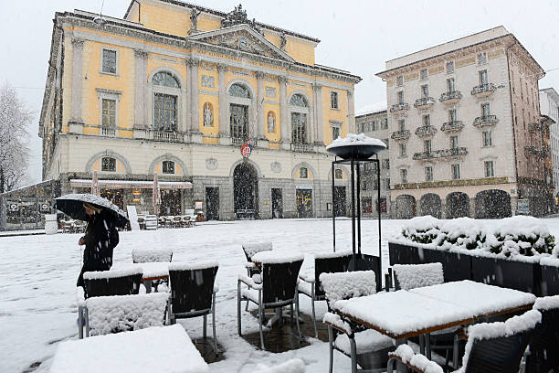 piazza della riforma est la place principale de lugano - swiss culture switzerland business time photos et images de collection