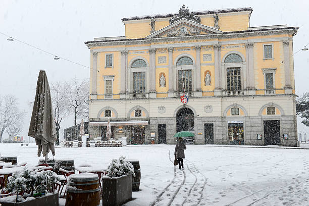 piazza della riforma est la place principale de lugano - swiss culture switzerland business time photos et images de collection