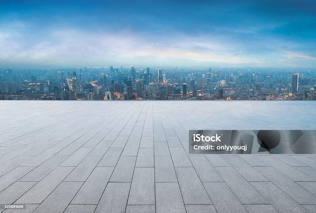 Modernes Gebäude-Außengelände mit moderner Architekturplattform - Lizenzfrei Stadt Stock-Foto