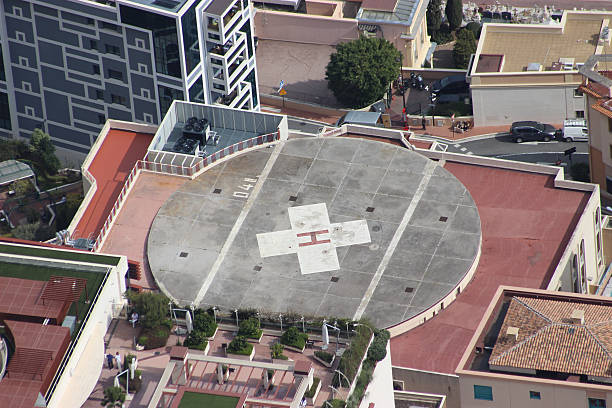 elicottero atterraggio appunti in un edificio dell'ospedale - helipad foto e immagini stock