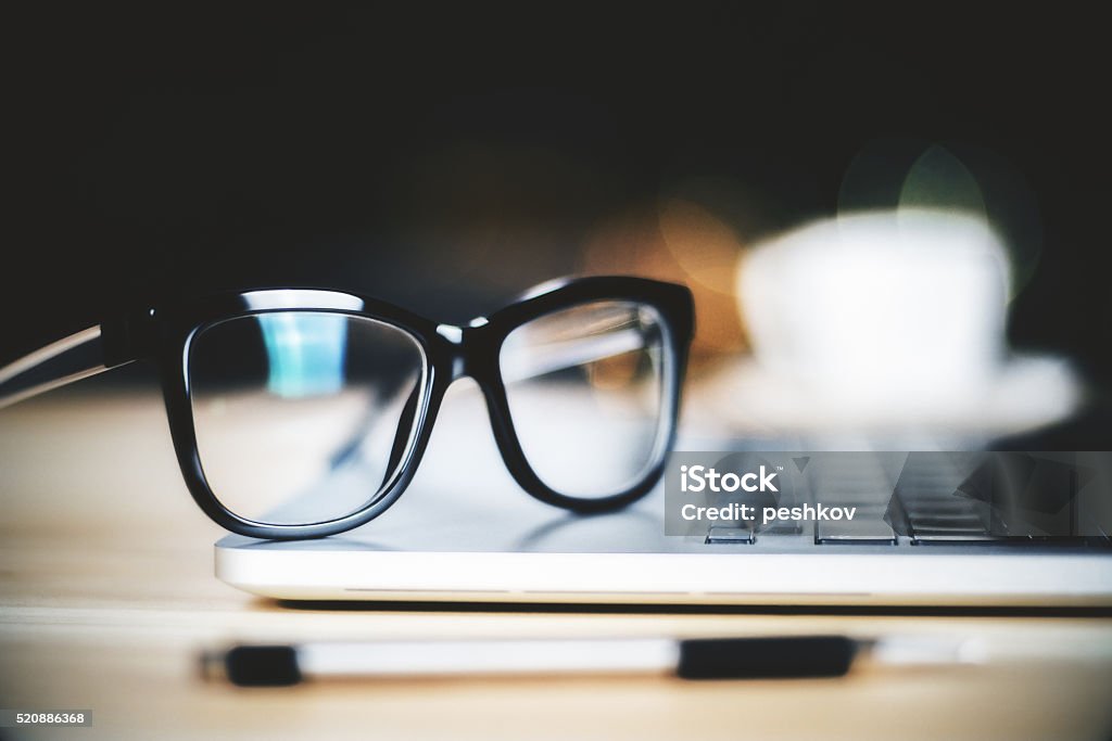Brille auf Laptop mit Stift, Nahaufnahme - Lizenzfrei Brille Stock-Foto