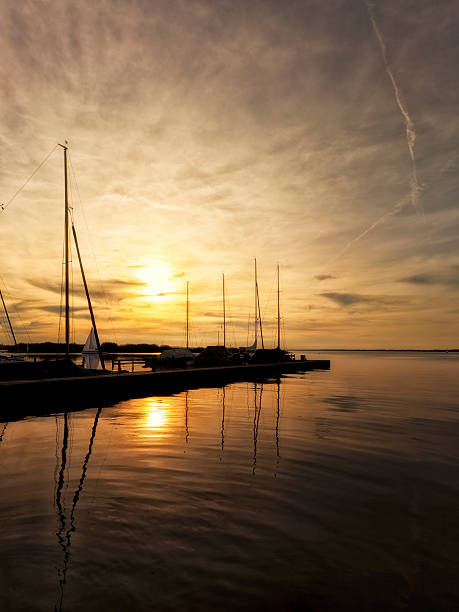 tramonto sul lago steinhude - steinhuder meer foto e immagini stock