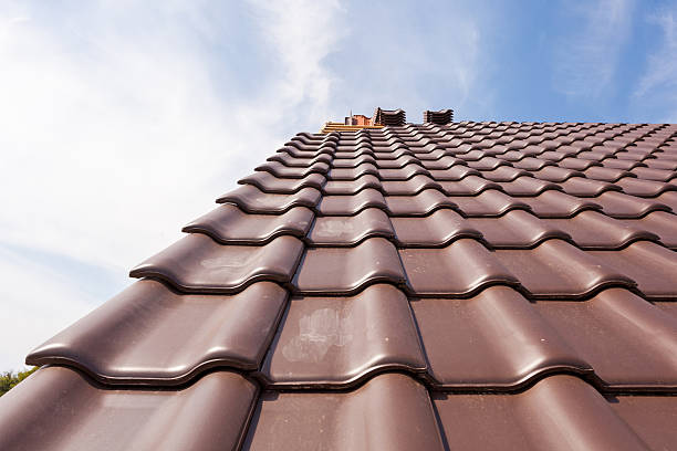 новый крыше красный плитки. - macro construction building activity roof tile стоковые фото и изображения