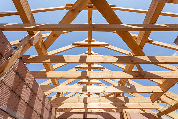 residencial casa de nueva construcción de estructuras contra un cielo azul. - home addition attic timber roof beam fotografías e imágenes de stock