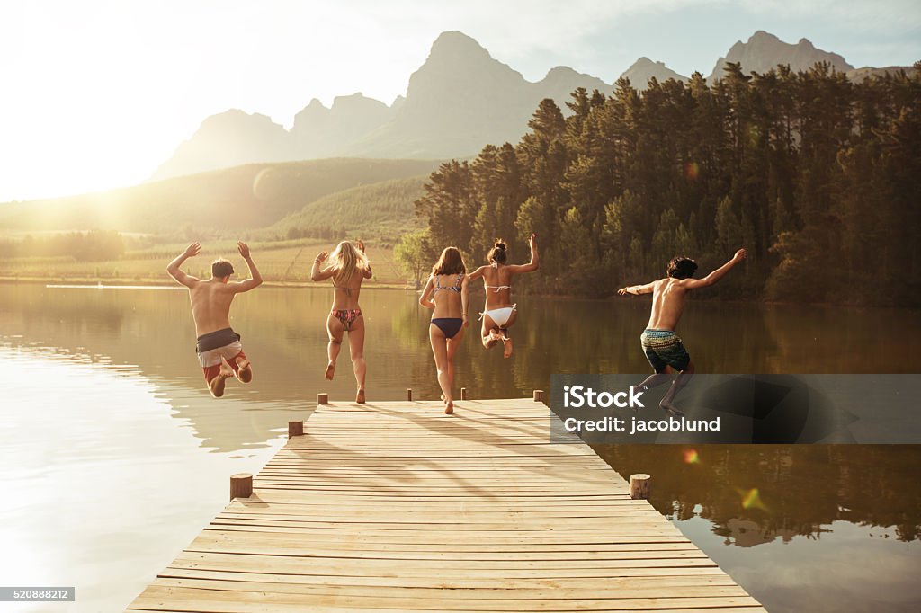 Eine Gruppe von Jugendlichen springen in das Wasser - Lizenzfrei See Stock-Foto