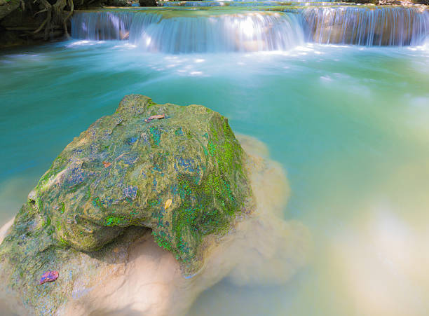 huay mae kamin cascada en la provincia de kanchanaburi - kanchanaburi province beauty in nature falling flowing fotografías e imágenes de stock