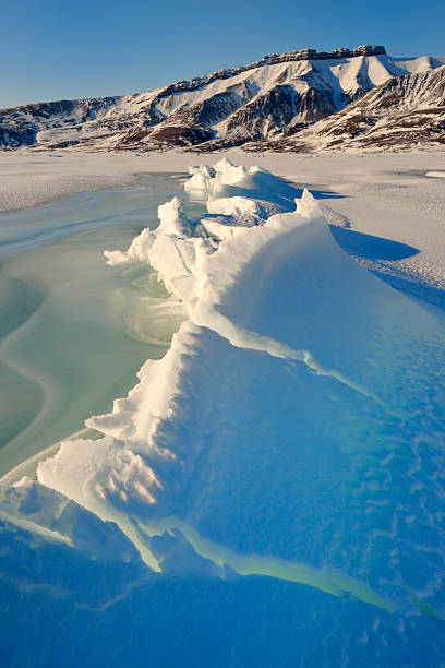 pęknięcia w lód dryfujący w zatoce na wyspie spitsbergen. - ice arctic crevasse glacier zdjęcia i obrazy z banku zdjęć