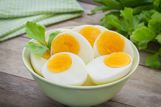 œufs durs dans bol - oeuf aliment de base photos et images de collection