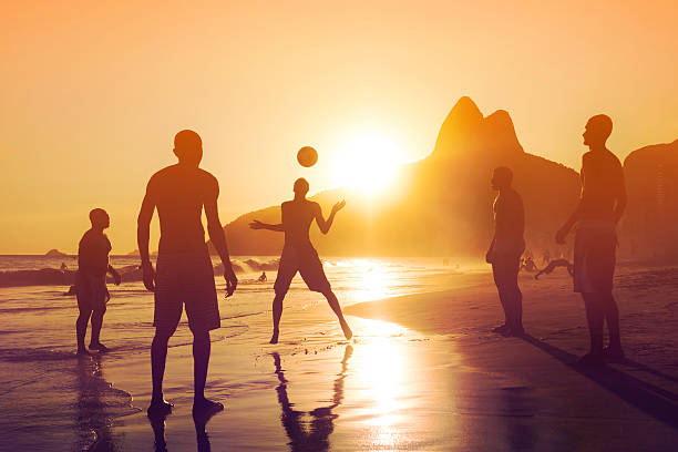 sonnenuntergang von ipanema strand rio de janeiro, brasilien - rio de janeiro copacabana beach ipanema beach brazil stock-fotos und bilder