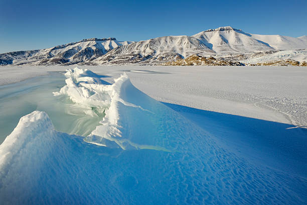 pęknięcia w lód dryfujący w zatoce na wyspie spitsbergen. - ice arctic crevasse glacier zdjęcia i obrazy z banku zdjęć