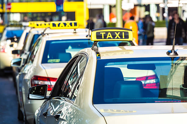 층 입구에서 택시를 이용하실 수 있는 쇼핑 거리 - taxi germany car public transportation 뉴스 사진 이미지