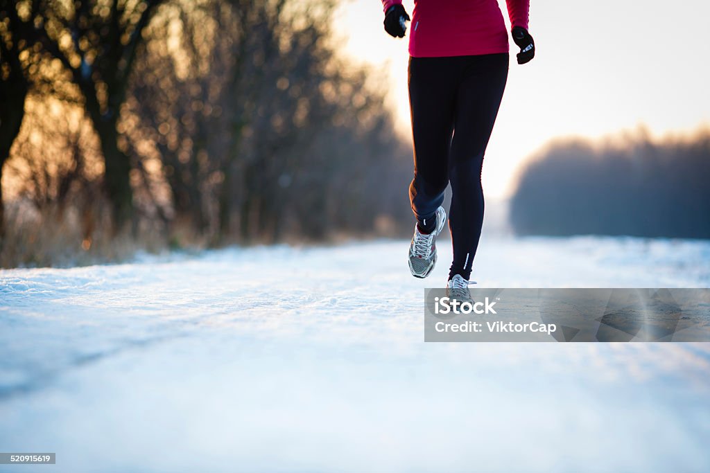 Mujer joven para correr al aire libre en un día frío invierno - Foto de stock de Correr libre de derechos
