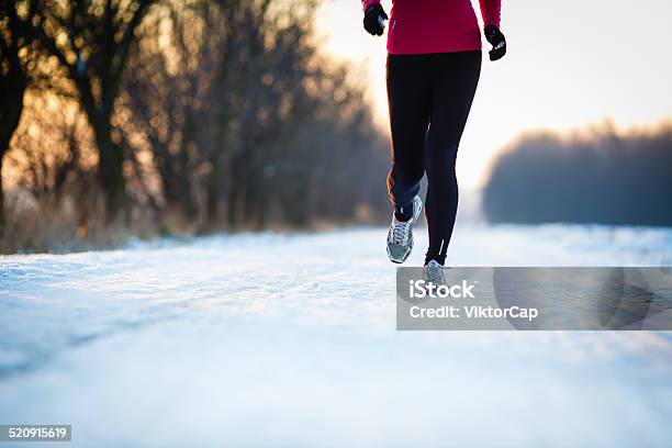 Mujer Joven Para Correr Al Aire Libre En Un Día Frío Invierno Foto de stock y más banco de imágenes de Correr