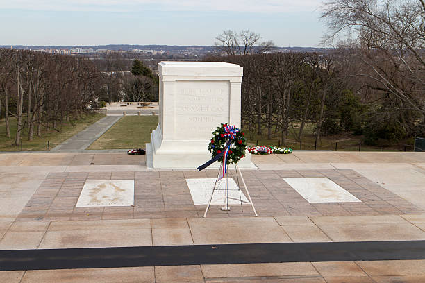 grabmal des unbekannten soldaten auf dem arlington national cemetery - tomb of the unknown soldier fotos stock-fotos und bilder